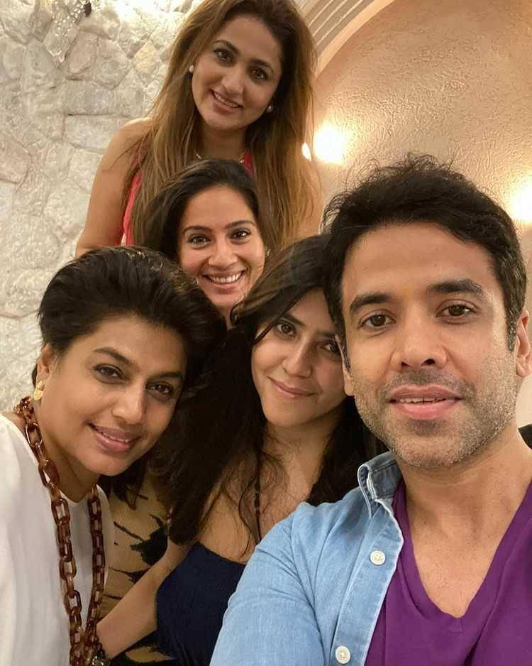 Ekta Kapoor dan sahabat (instagram.com/tusshark89)