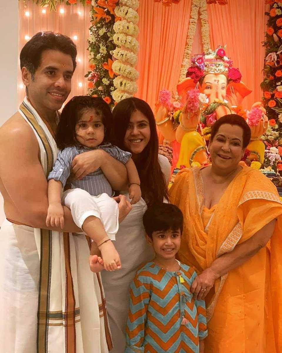 keluarga Ekta Kapoor (instagram.com/tusshark89)