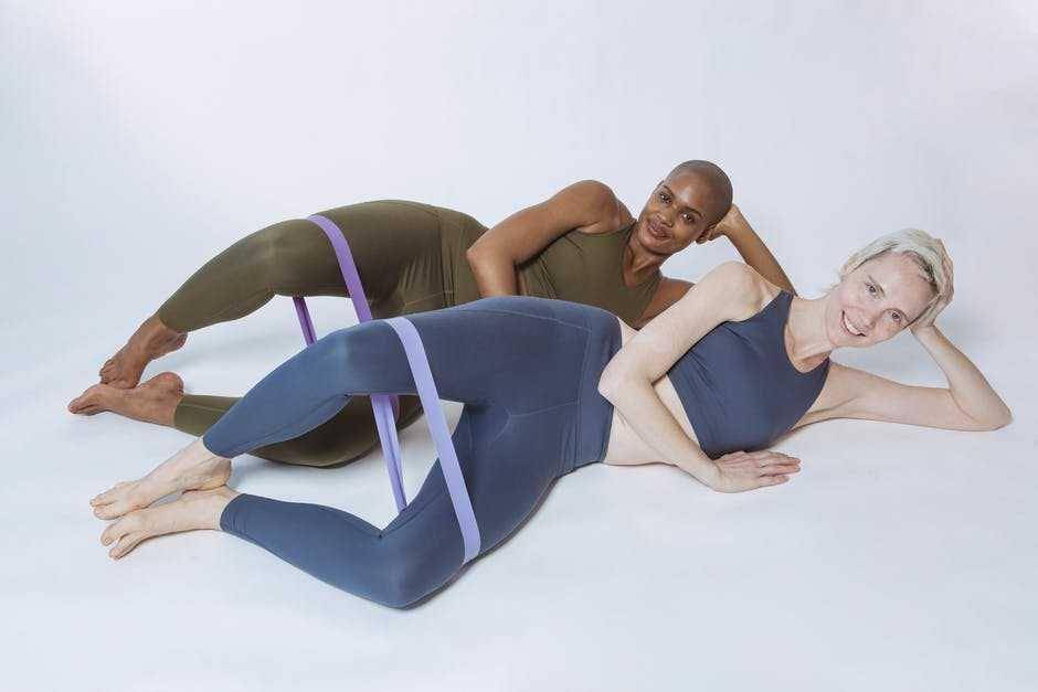 ilustrasi resistance band (pexels.com/Angela Roma)