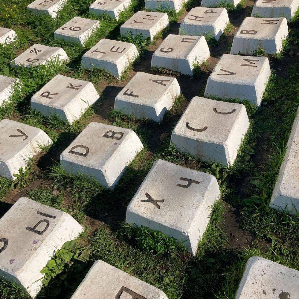 Keyboard Monument (instagram.com/herodotus34)