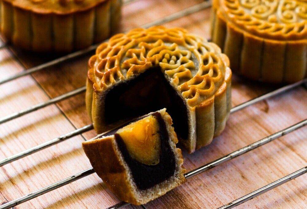 ilustrasi mooncake with salted egg yolk (unsplash.com/Huong Ho)
