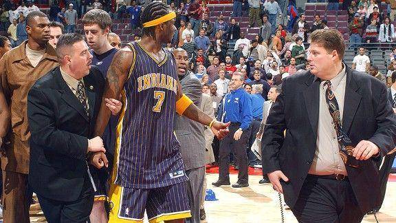 Jermaine O'Neal digiring keluar pada kejadian Malice at the Palace. (thecomeback.com)