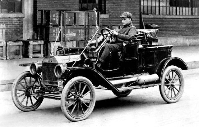 potret Henry Ford dengan mobil buatannya tahun 1908 (autoevolution.com)