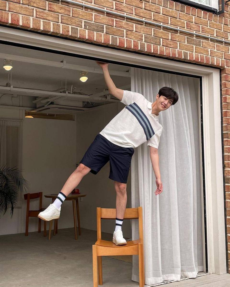 ootd kaus Kim Seon Ho (instagram.com/kimseonho_staff.diary)