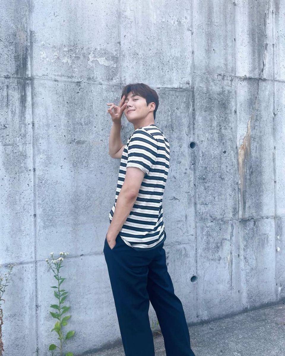ootd kaus Kim Seon Ho (instagram.com/seonho__kim)
