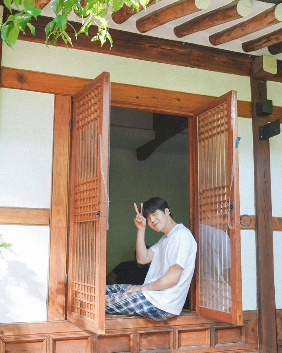 ootd kaus Kim Seon Ho (instagram.com/kimseonho_staff.diary)