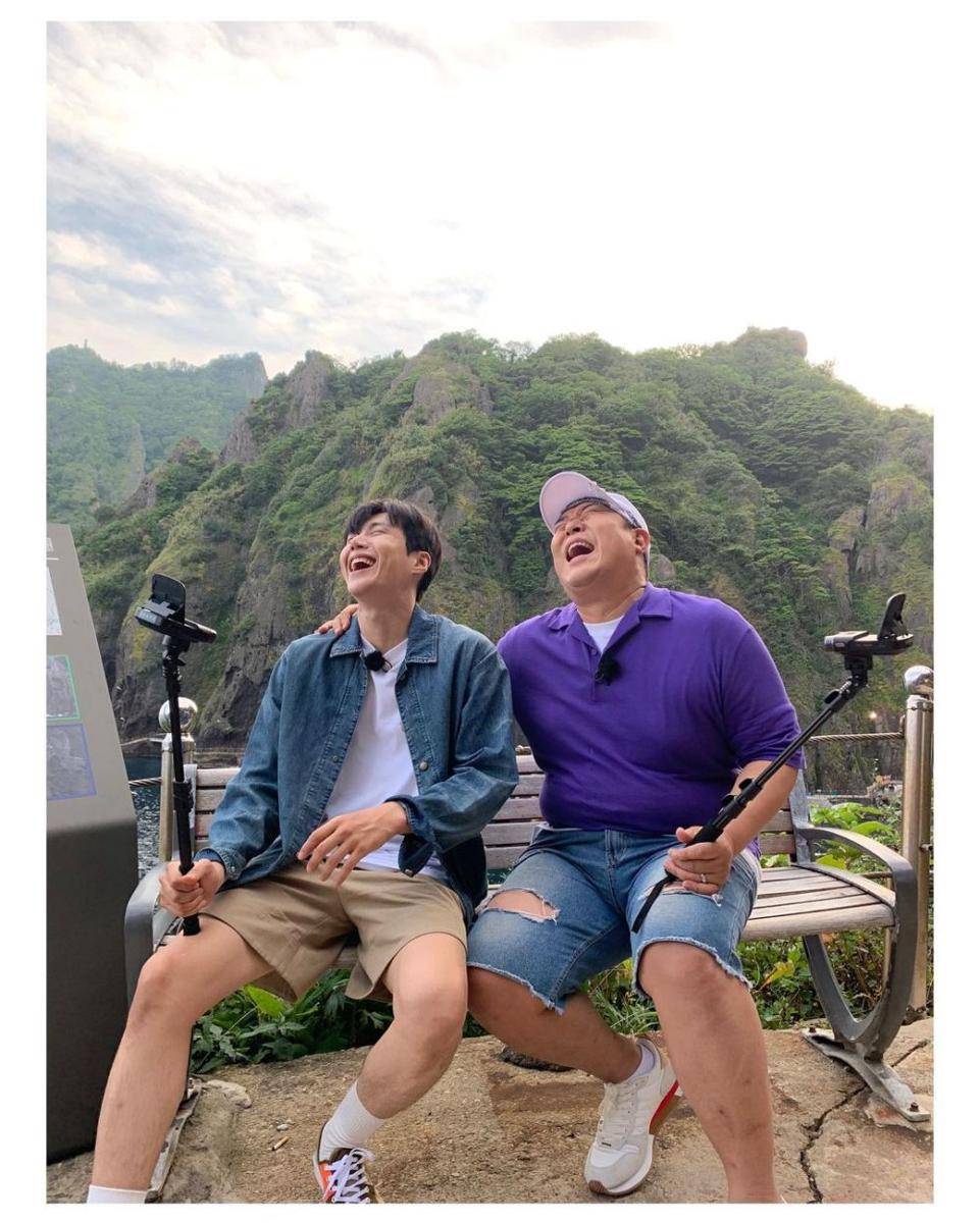 ootd kaus Kim Seon Ho (instagram.com/seonho__kim)