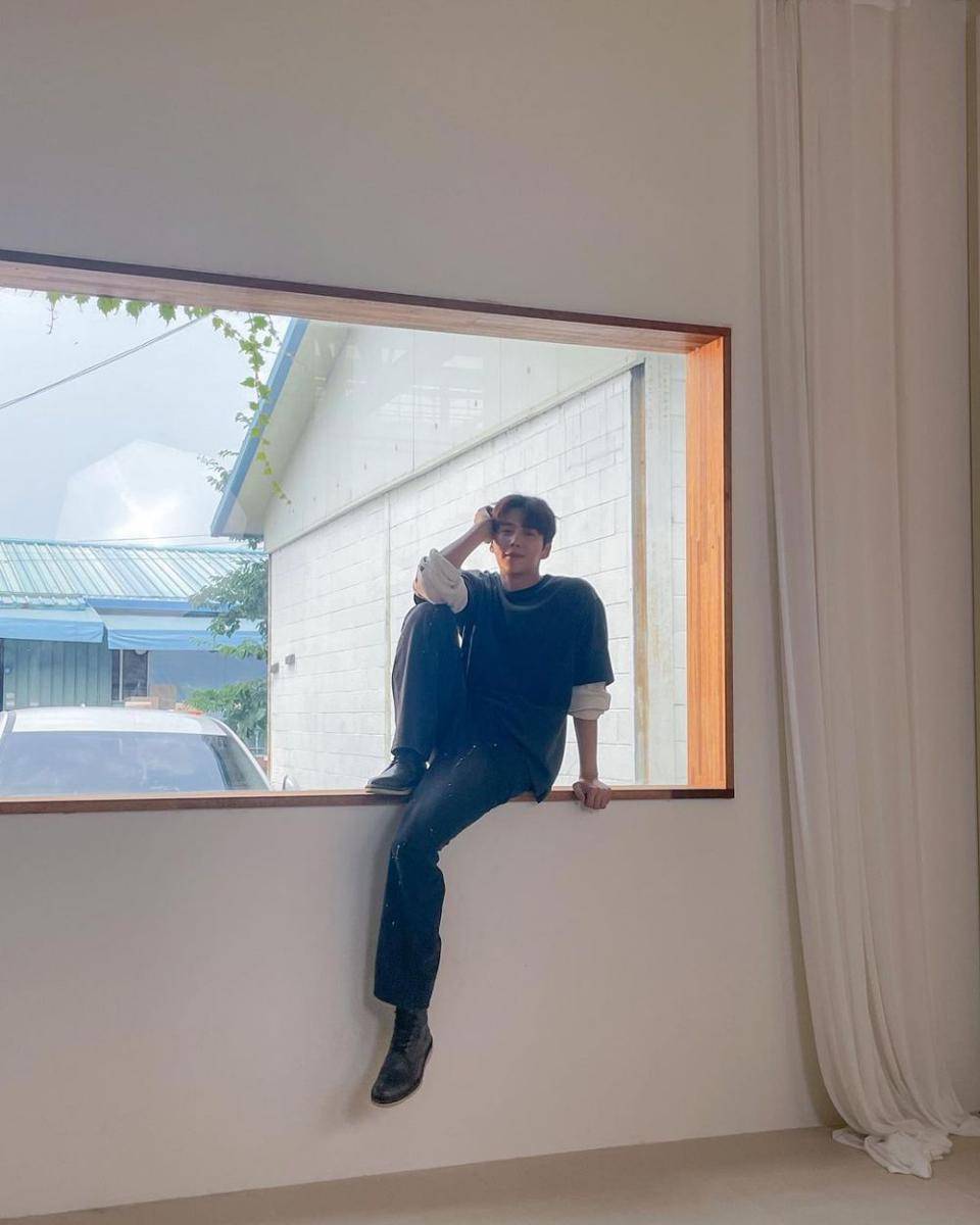 ootd kaus Kim Seon Ho (instagram.com/seonho__kim)