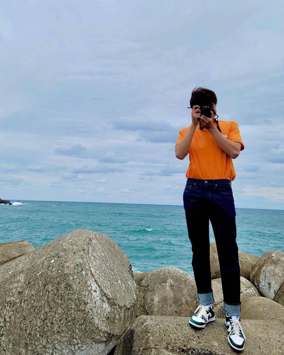 ootd kaus Kim Seon Ho (instagram.com/seonho__kim)