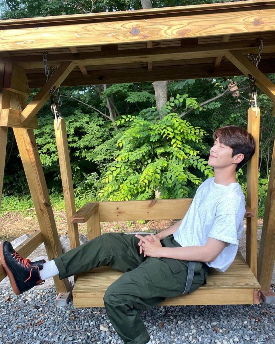 ootd kaus Kim Seon Ho (instagram.com/seonho__kim)