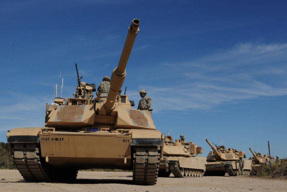 potret tank -tank M1A2 Abrams dalam sebuah formasi (military.com)