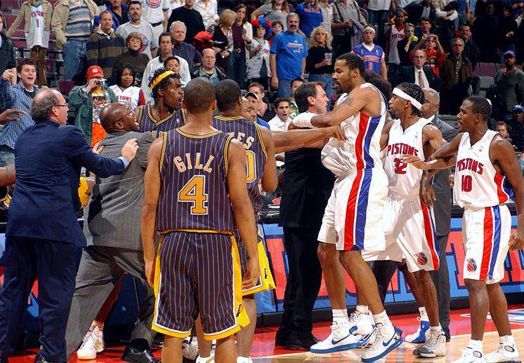 Malice at the Palace melibatkan Indiana Pacers, Detroit Pistons, hingga penonton. (vivabasquet.com)