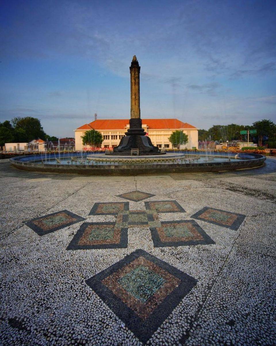 Tugu Muda, Semarang (instagram.com/omanina_aja)