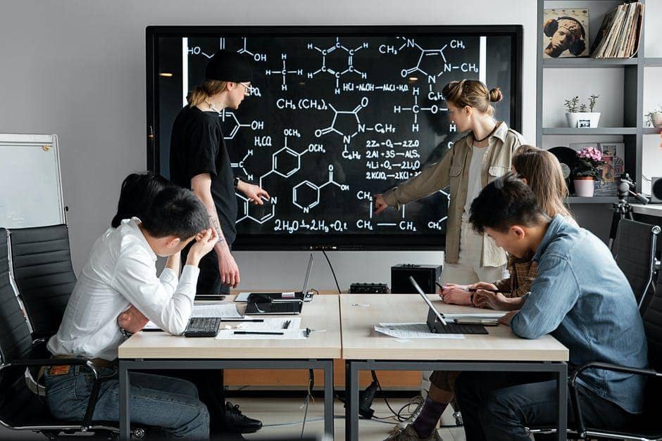 ilustrasi perdebatan (pexels.com/mikhail-nilov)