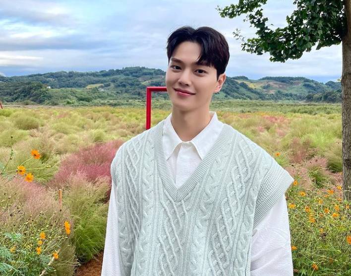 Song Kang (instagram.com/namooactors)