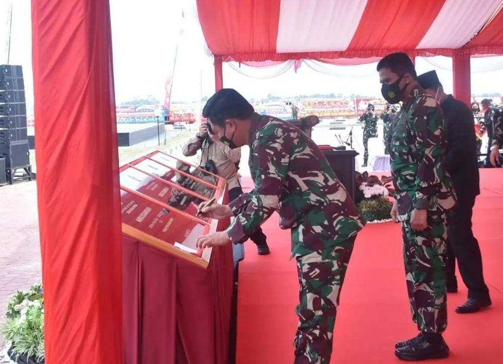 Pangkogabwilhan I Laksdya TNI Muhammad Ali ketika mendampingi Panglima TNI Marsekal Hadi Tjahjanto meresmikan markas Kogabwilhan I-III (www.instagram.com/@kogabwilhan.1)