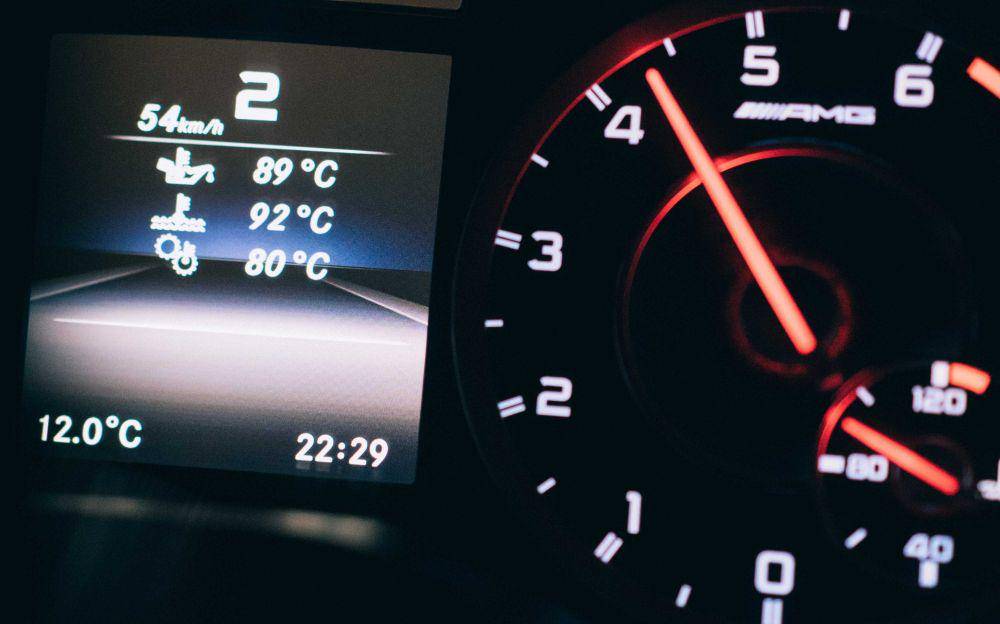 Speedometer (unsplash.com/Claude Gabriel)