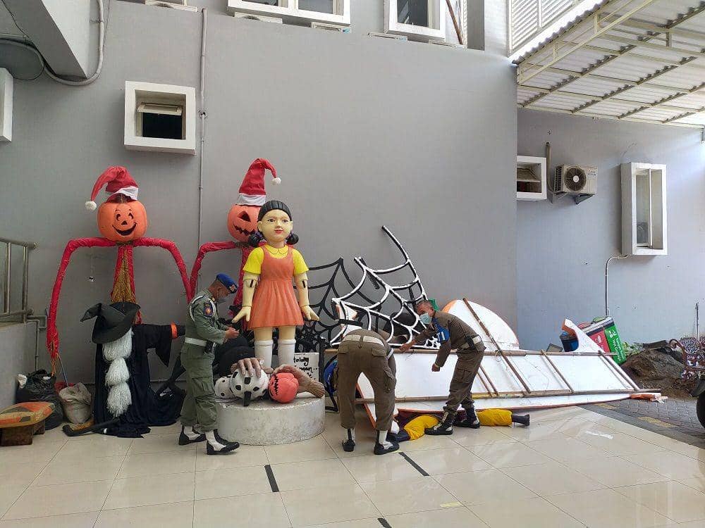 Boneka Squid Game di Kantor Satpol PP Surabaya. Dokumentasi Istimewa