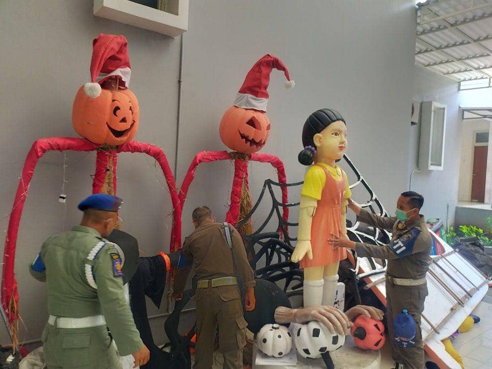 Oh Ini Alasan Boneka Squid Game di Tunjungan Dibongkar