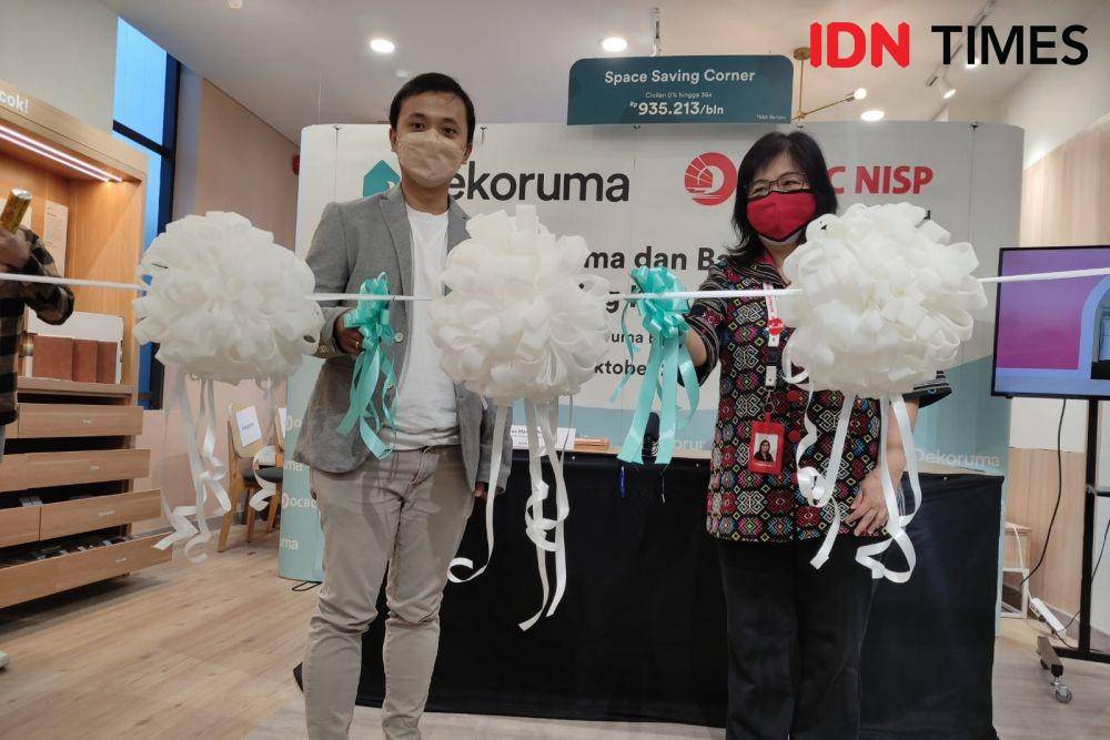 CEO & co-founder Dekoruma, Dimas Harry Priawan dan Digital Lending Division Head Bank OCBC NISP, Veronika Susanti. (IDN Times/Helmi Shemi)