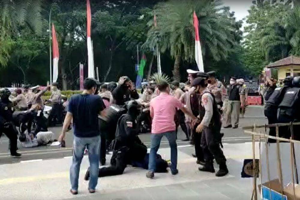 Cerita Badung Para Penegak Hukum