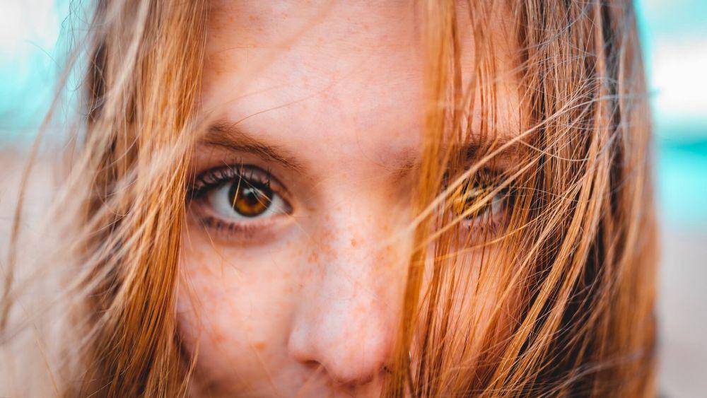 ilustrasi wanita rambut merah (unsplash.com/Josh Calabrese)