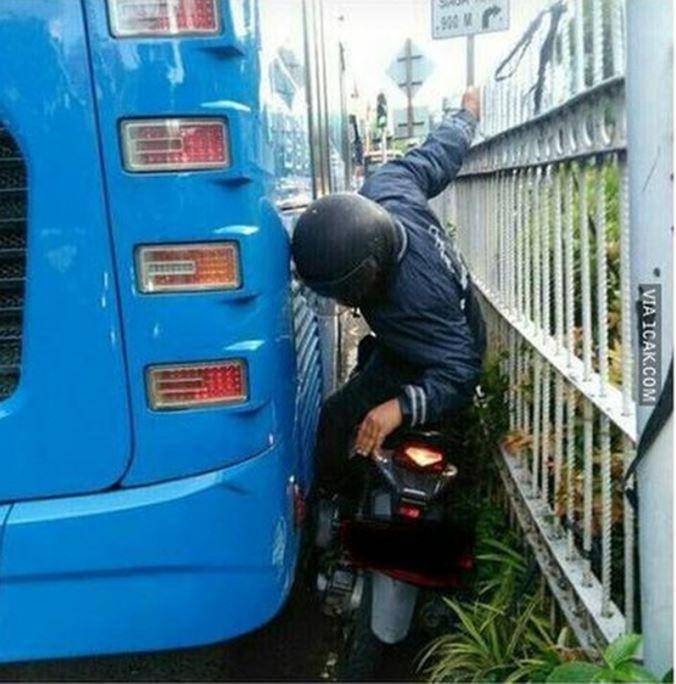 potret terjebak di tempat umum (instagram.com/newdramaojol.id)