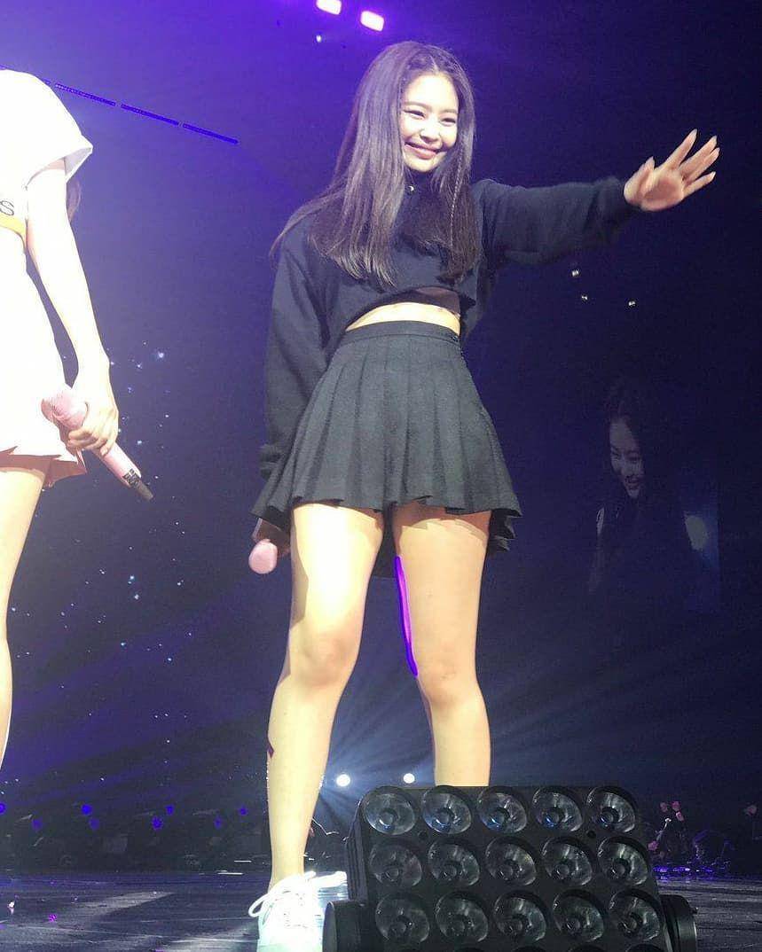 Mini skirt Jennie BLACKPINK (instagram.com/jenndeugikim)