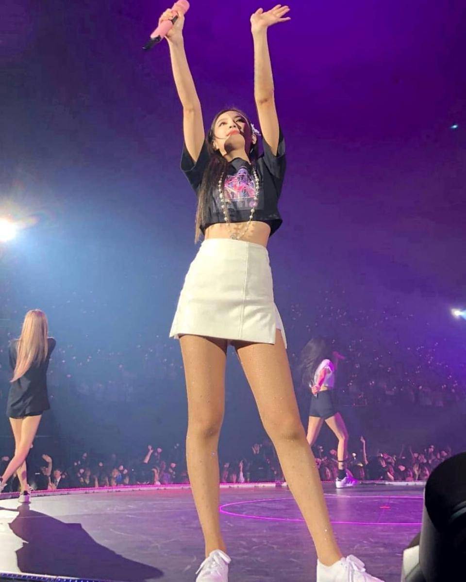 Mini skirt Jennie BLACKPINK (instagram.com/jenndeugikim)