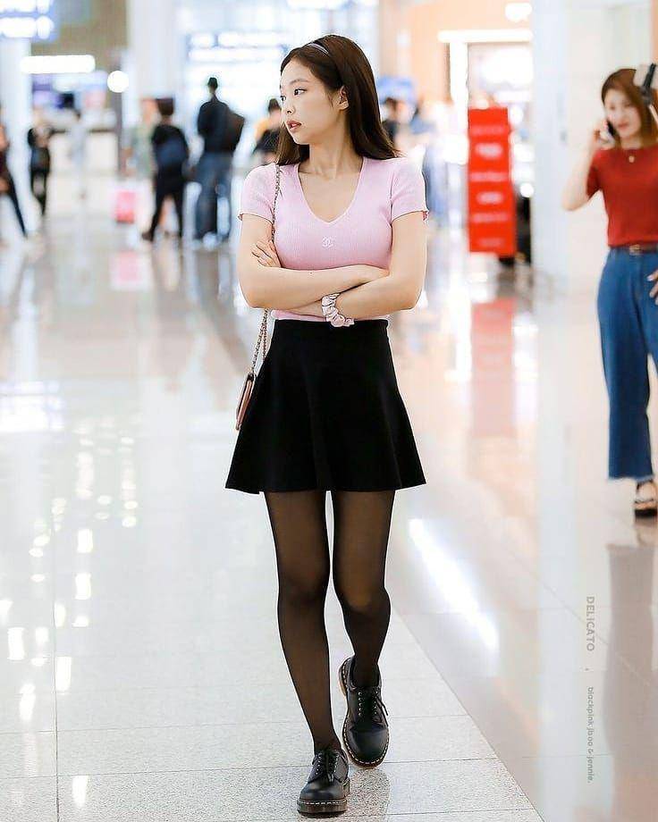 Mini skirt Jennie BLACKPINK (instagram.com/jennieblackspnk)