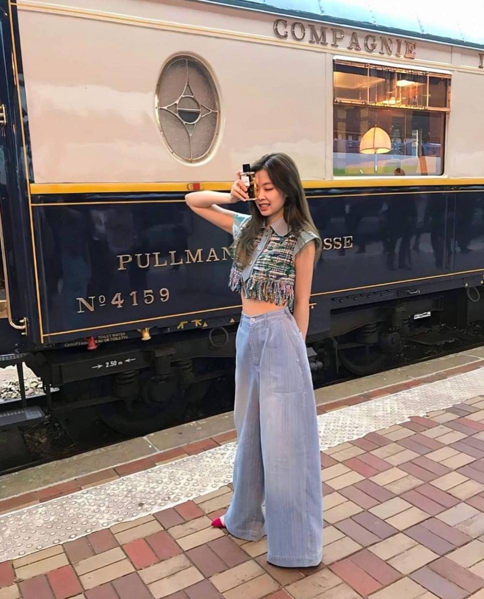 Bawahan celana jeans Jennie (instagram.com/jennieblackspnk)