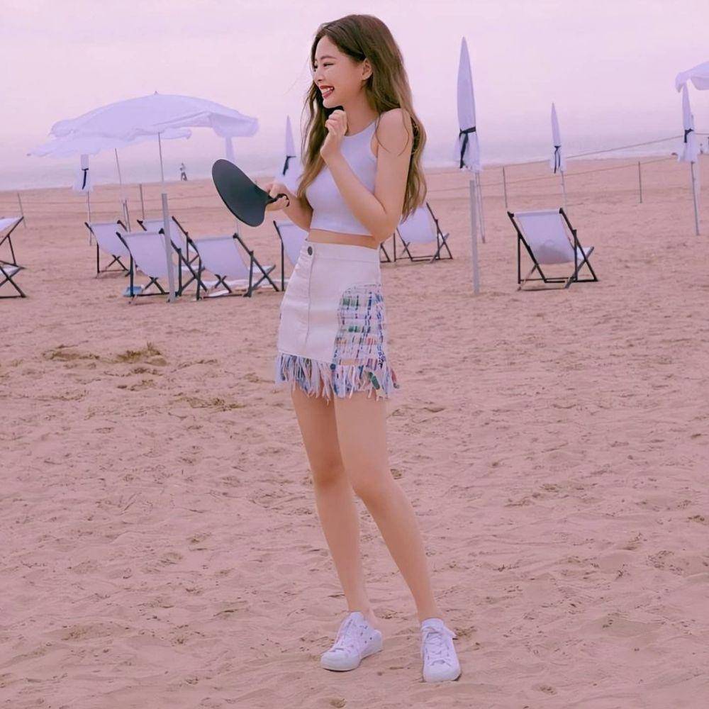 Mini skirt Jennie BLACKPINK (instagram.com/jennieblackspnk)