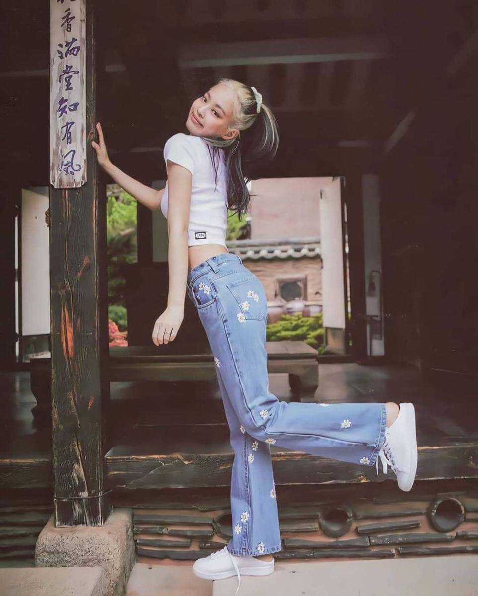 Bawahan celana jeans Jennie (instagram.com/jennieblackspnk)