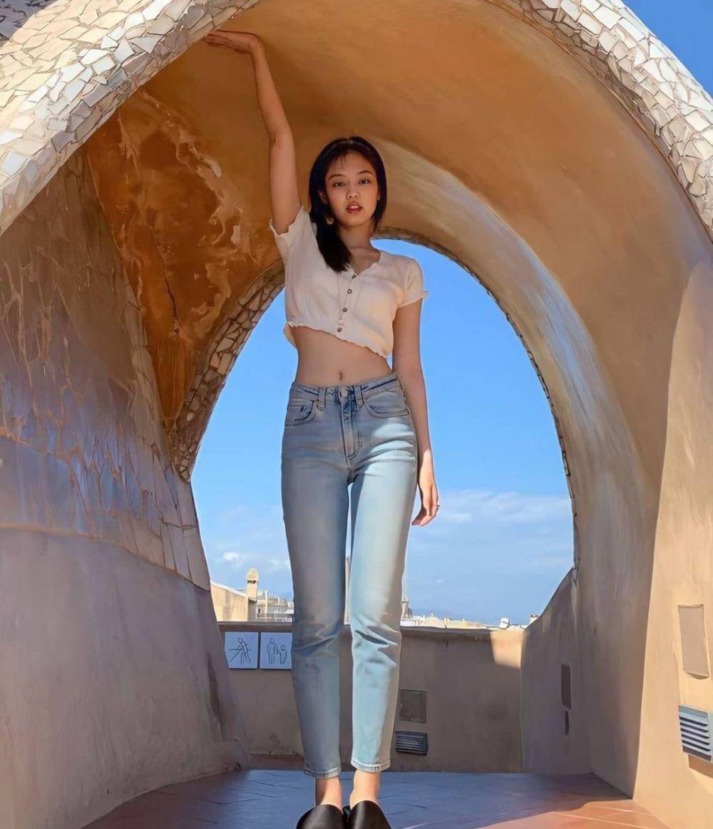 Bawahan celana jeans Jennie (instagram.com/jennieblackspnk)