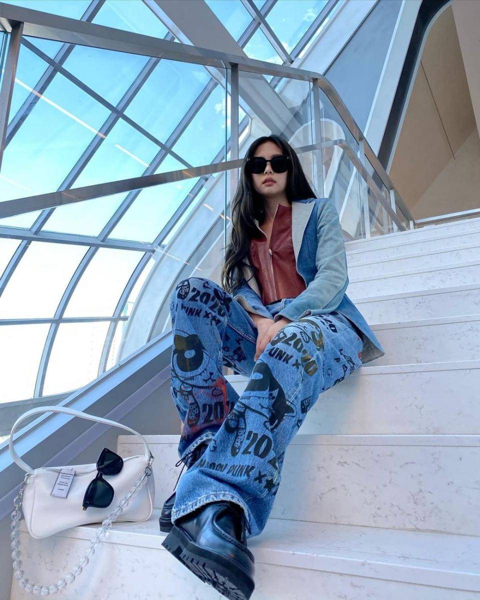 Bawahan celana jeans Jennie (instagram.com/jennierubyjane)