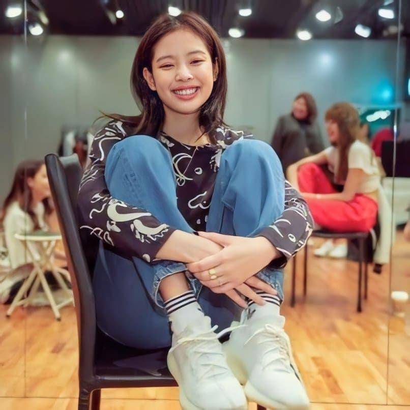 Bawahan celana jeans Jennie (instagram.com/jennieblackspnk)