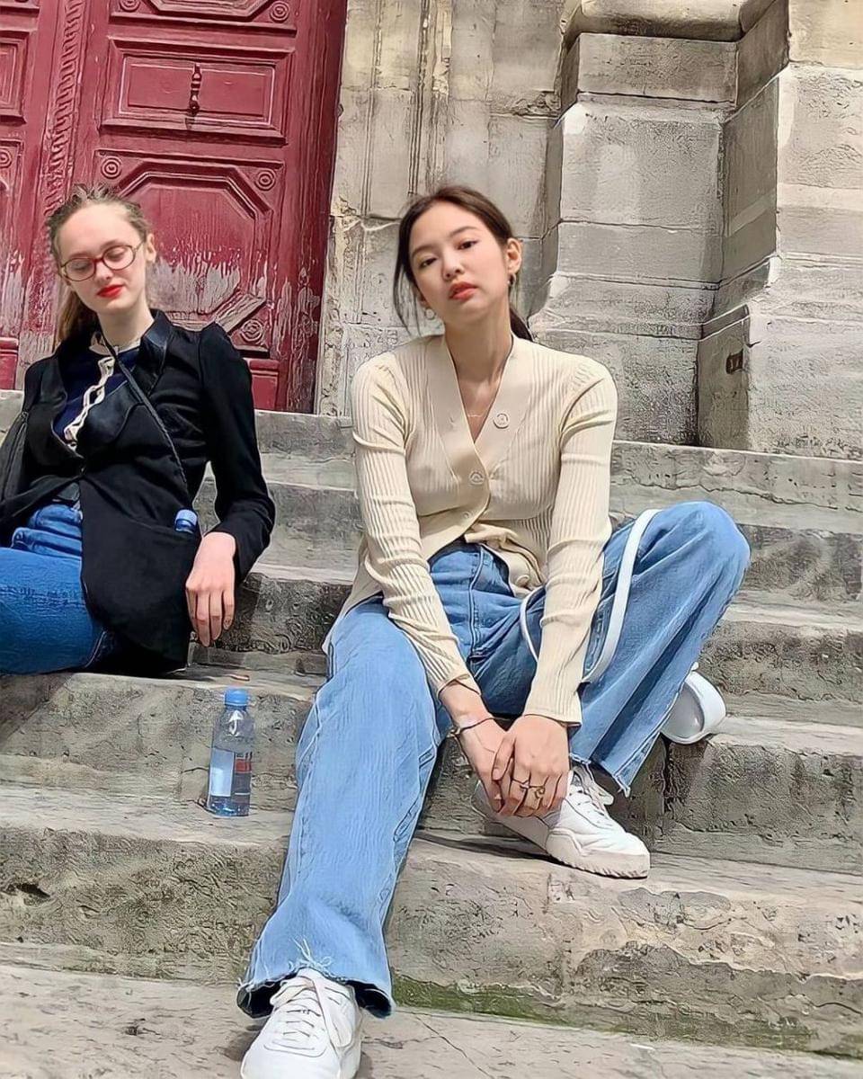 Bawahan celana jeans Jennie (instagram.com/jennieblackspnk)