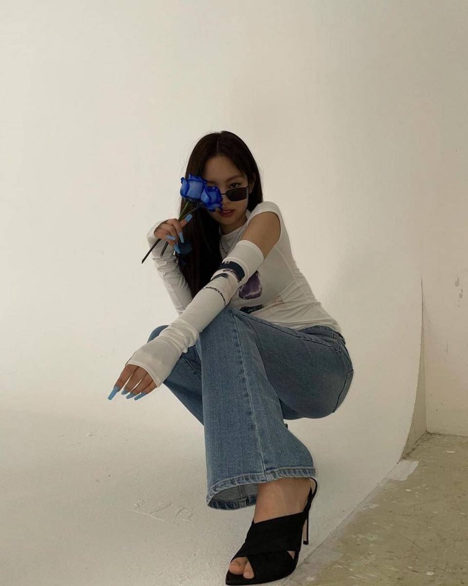 Bawahan celana jeans Jennie (instagram.com/jennierubyjane)