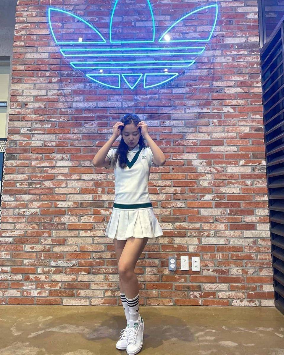 Mini skirt Jennie BLACKPINK (instagram.com/jennierubyjannie)
