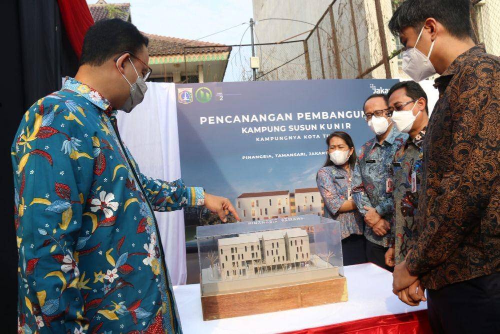 Gubernur Provinsi DKI Jakarta, Anies Baswedan, meresmikan pencanangan pembangunan Kampung Susun, Kampung Kunir, di Pinangsia, Taman Sari, Jakarta Barat, pada Kamis (14/10/2021). (dok. Pemprov DKI Jakarta)