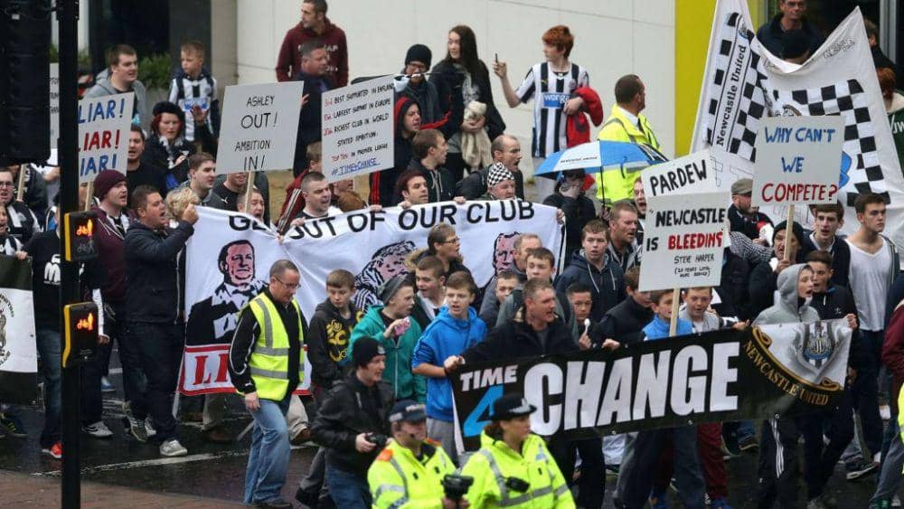 Para suporter Newcastle United saat melakukan protes terhadap pemilik klub. (bbc.com)