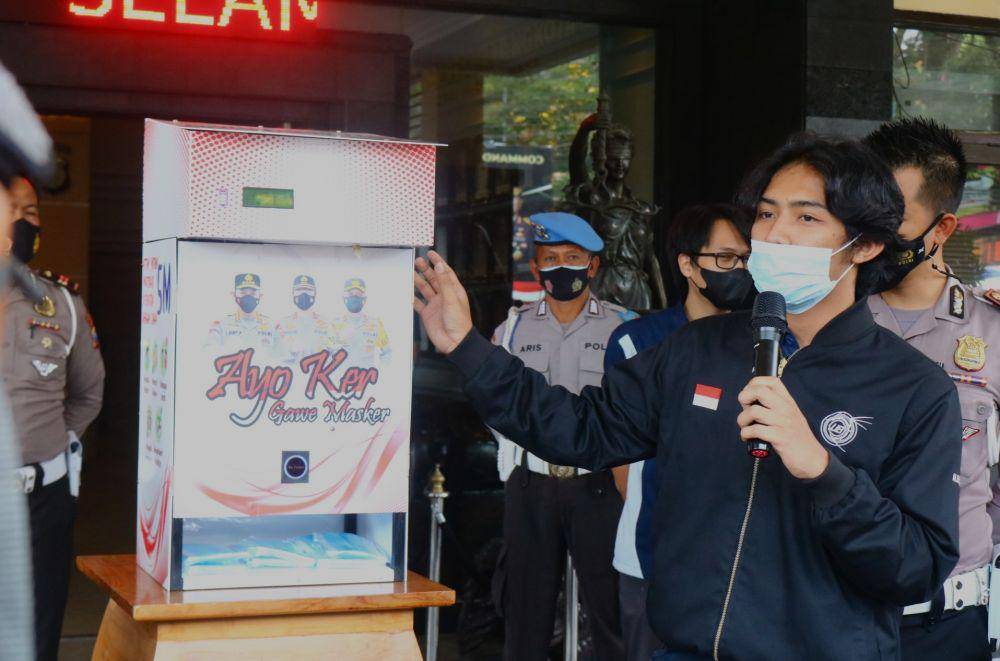 Mahasiswa Universitas Brawijaya saat menerangkan dispenser masker. IDN Times/Alfi Ramadana
