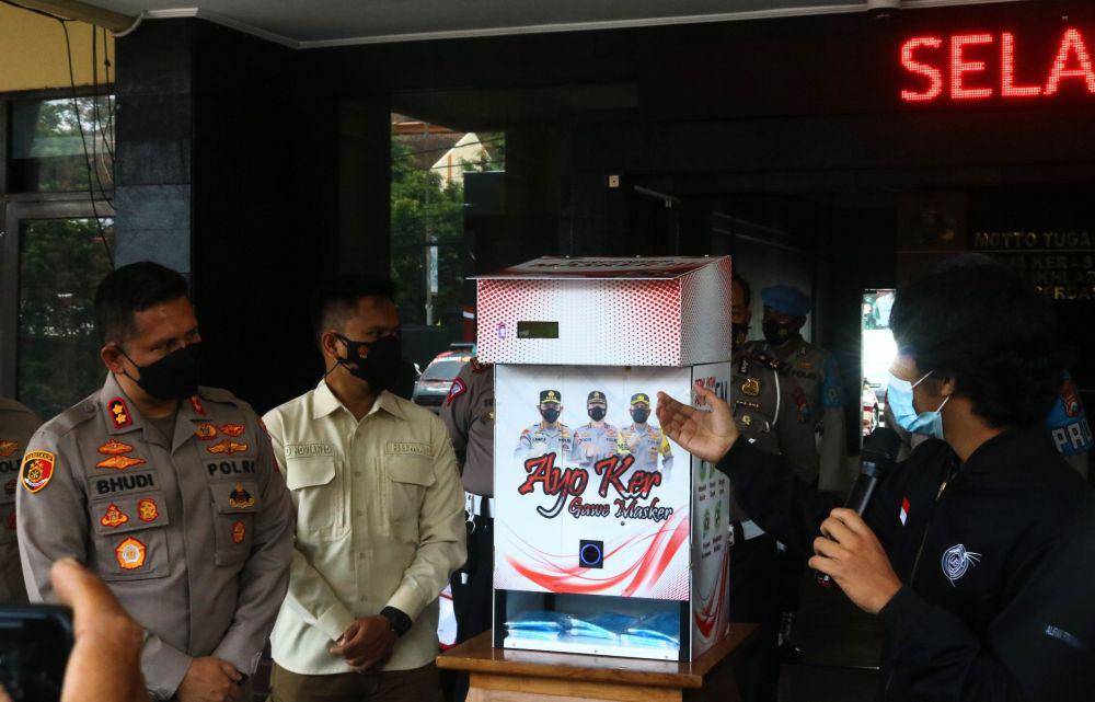 Alfian Fitrayansyah saat menjelaskan cara kerja dispenser masker. IDN Times/Alfi Ramadana