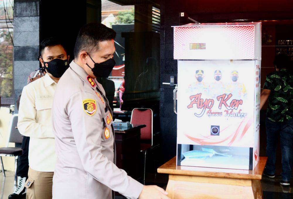 Kapolresta Malang Kota, AKBP Budi Hermanto saat mencoba dispenser masker. IDN Times/Alfi Ramadana