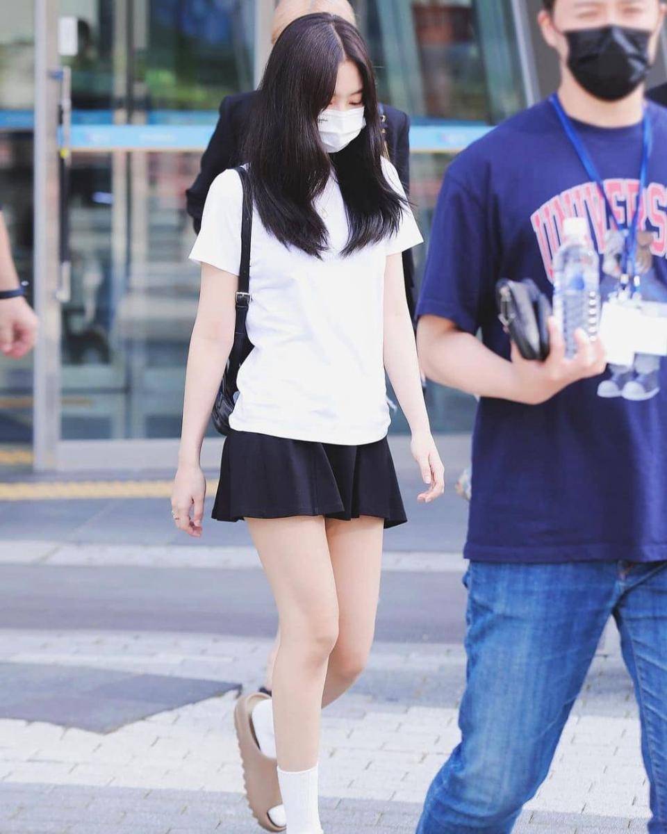 Mini skirt Jennie BLACKPINK (instagram.com/jennie_blaccipink)