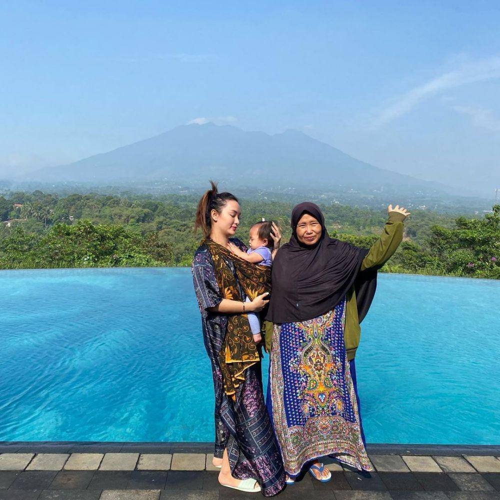 Zaskia Gotik dan keluarga (instagram.com/zaskia_gotix)