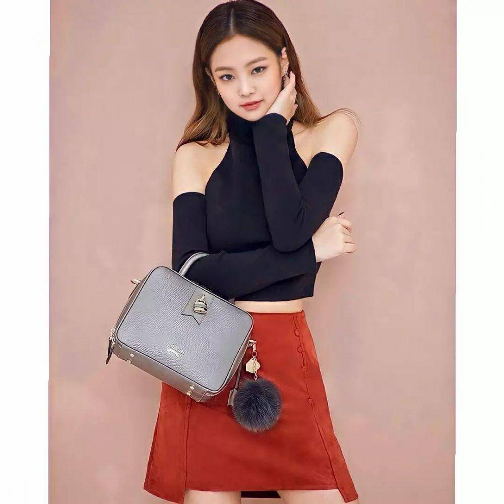 Mini skirt Jennie BLACKPINK (instagram.com/jenndeugikim)