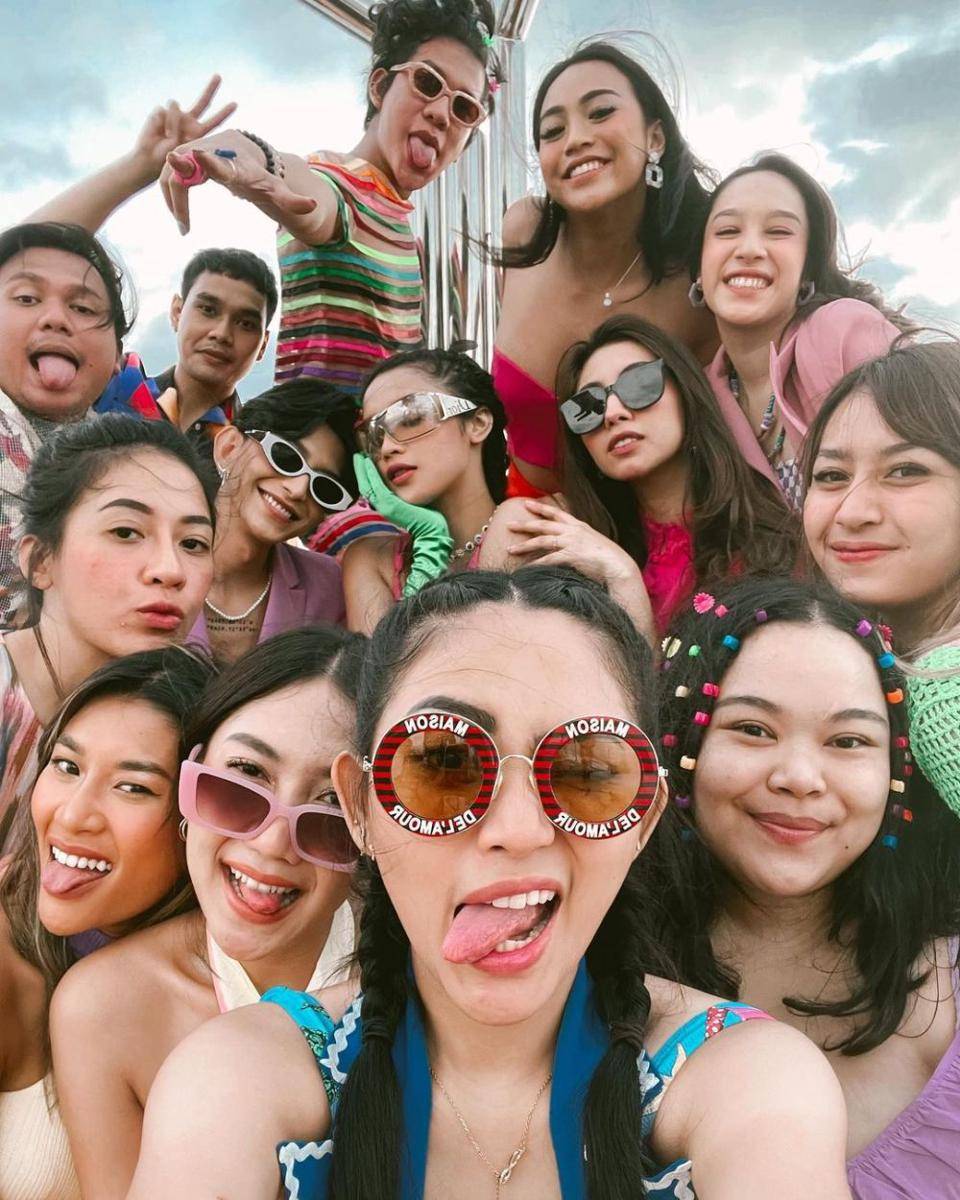 Vicky Alaydrus dan para sahabat (instagram.com/rachelvennya)