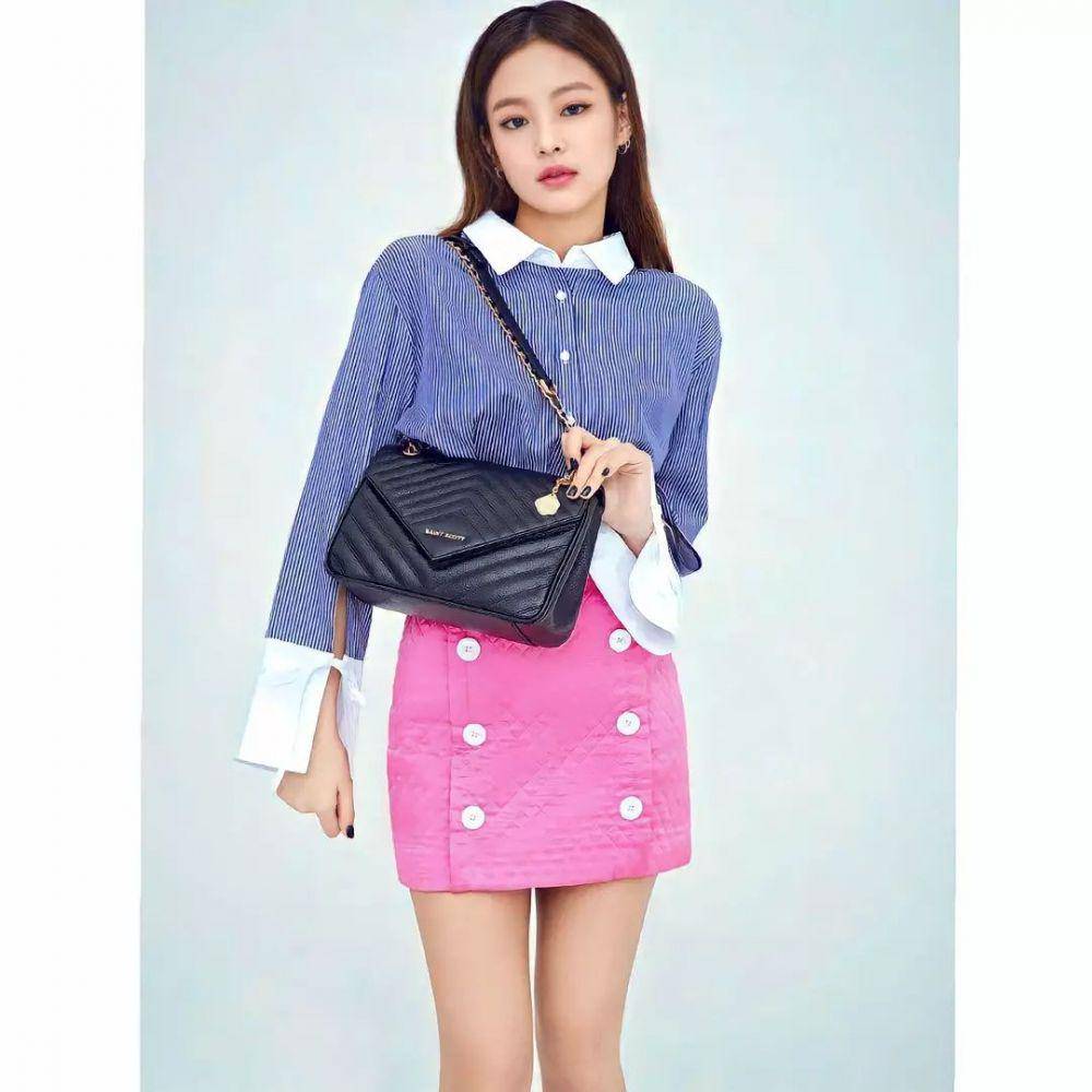 Mini skirt Jennie BLACKPINK (instagram.com/jenndeugikim)
