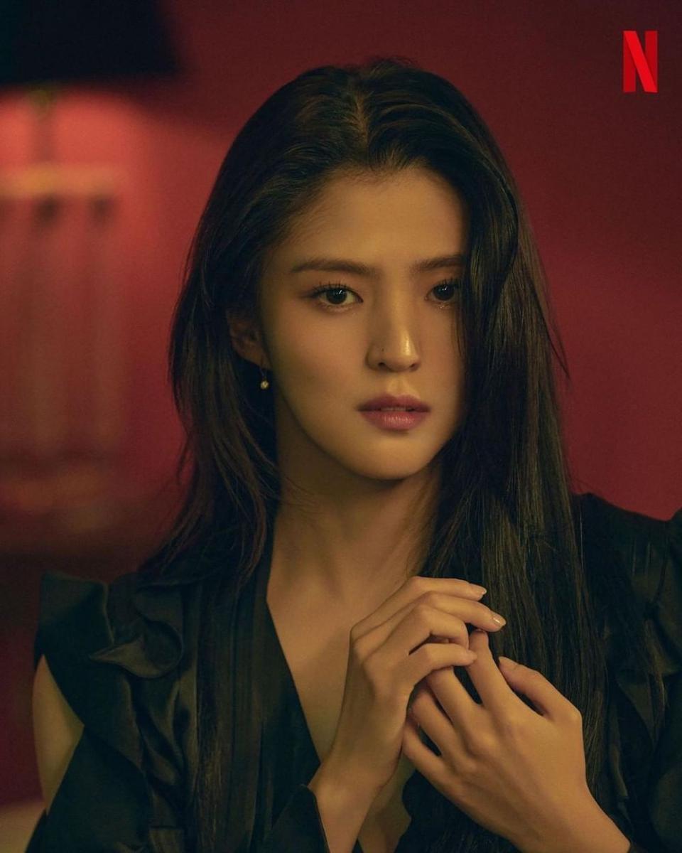 Suit Hingga Blouse, 9 Visual On Point Han So Hee dengan Setelan Hitam!
